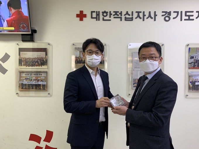 경기관광공사 임직원이 대한적십자사 경기혈액원으로 부터 감사패를 전달받고 있다(사진=경기관광공사 제공)