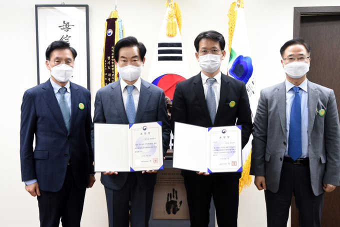 왼쪽부터 고진택 자치행정국장, 안병용 시장, 황범순 부시장.