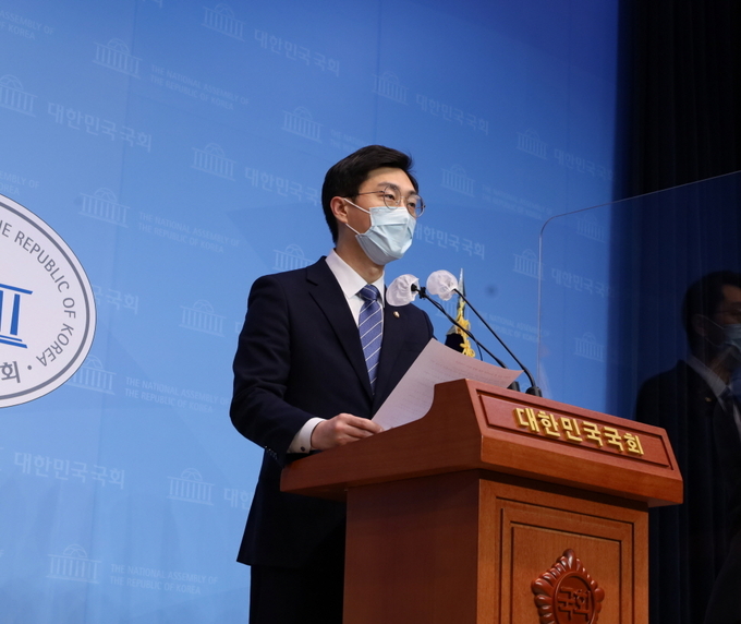 장경태 민주당 의원이 11일 국회 소통관에서 박형준 국민의힘 부산시장 후보 자녀 대입 실기 청탁 의혹에 대해 해명을 촉구하는 기자회견을 하고 있다. 