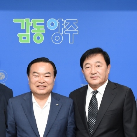 65세이상 성인 예방접종 기간에 접종을 희망한 탤런트 임채무와 이성호 양주시장