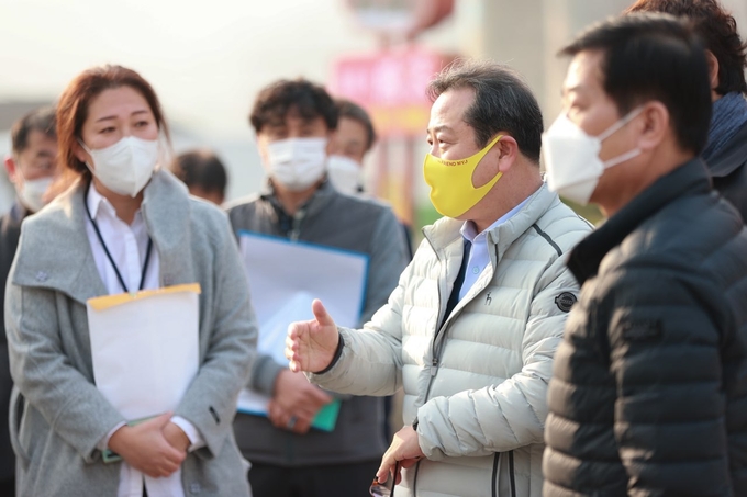 조광한 남양주시장이 지난 11일 진접읍 광릉초등학교 학생들의 등·하교 시 안전과 관련된 건의 사항을 확인하기 위해 현장 점검을 실시했다.(사진=남양주시 제공)