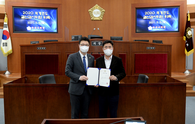 오산시의회가 성길용 의원을 2020회계연도 결산검사위원에 위촉하고 위촉장을 전달하고 있다. (사진=오산시의회 제공)