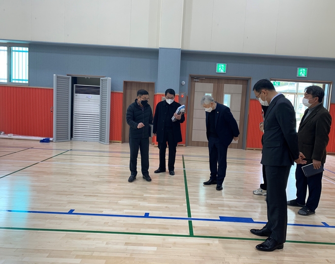 이진 경기도교육위원과 파주교육청 관계자들이 연풍초교 실내체육시설을 돌아보고 있다. (사진=파주교육지원청 제공)