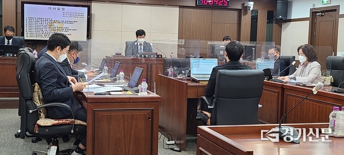 포천시의회 3층 소회의실에서 제156회 임시회 조례등심사특별위원회가 열리고 있다. 위원장은 강준모 의원이다. (사진=문석완 기자)