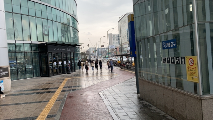 수원역 지하도 5번 출구 앞 AK플라자 수원점 출입구 앞. (사진=노해리 기자)