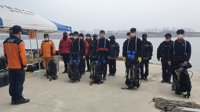 남양주소방서는 지난 10일 사전훈련을 시작으로 12일 남양주시 와부읍 한강 일원에서 해빙기 수난사고를 대비해 대응능력을 향상하기 위한 해빙기 수난 수중 인명구조 훈련을 실시했다.(사진=남양주소방서 제공)