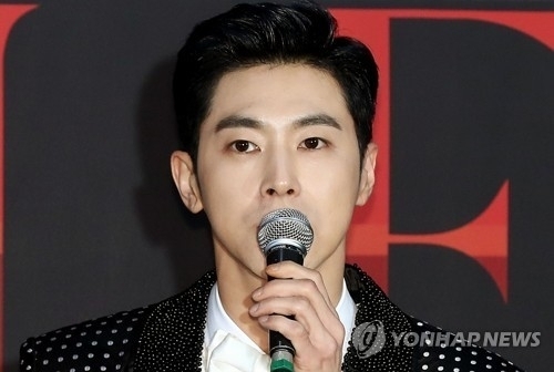 ‘방역 규정 위반’유윤호, 무단 엔터테인먼트 바에서 발견