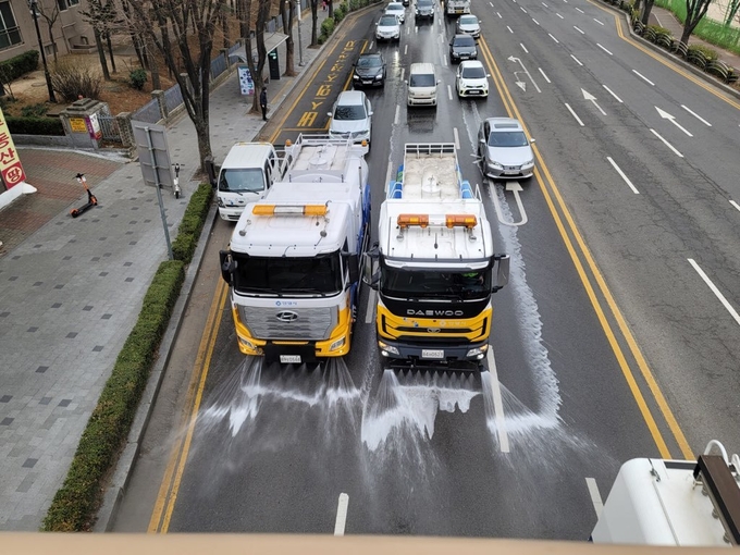 안양시가 미세먼지를 낮추기위해 흡입차량과 살수차량를 총동원했다. (사진= 안양시 제공)