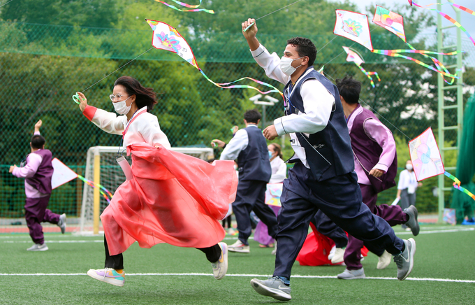 한국문화 체험하는 외국인 유학생들 (위 사진은 기사 내용과 관련이 없음) (사진=연합뉴스/자료사진)