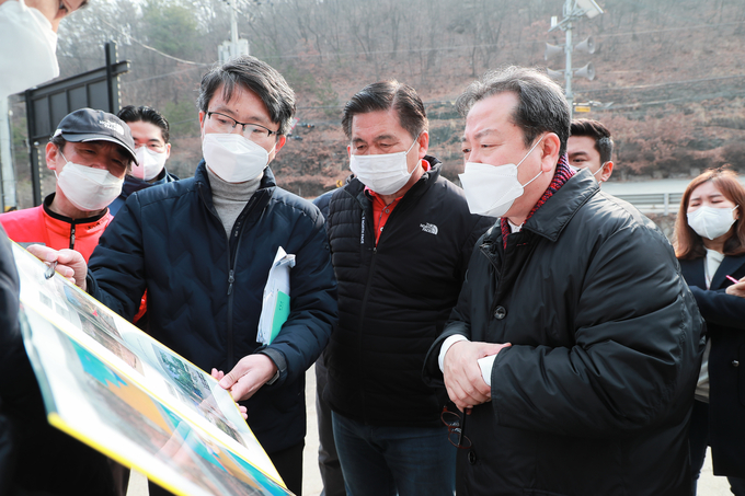 남양주시가 별내면 소재 청학천에 새로운 숨결을 불어 넣는 사업을 추진하고 있어 또다시 관심을 모으고 있다. 조광한 시장이 현장점검을 하고 있다.(사진=남양주시 제공)