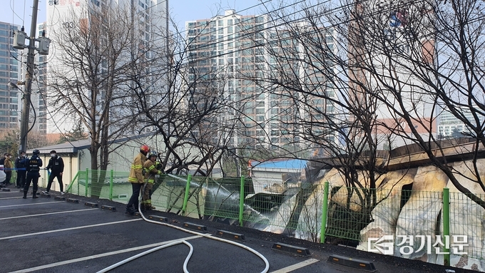 14일 오전 11시 50분쯤 수원시 망포동에 있는 한 싱크대 공장에서 불이 나 소방관들이 진화 작업을 벌이고 있다. (사진=김기현 기자)