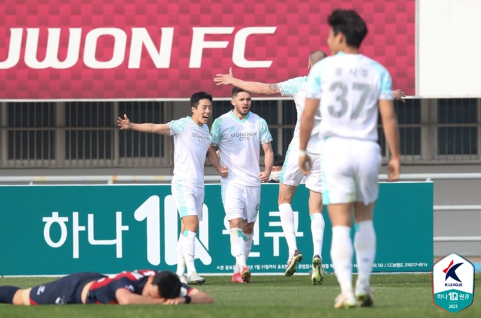 성남FC가 14일 수원종합운동장에서 열린 '하나원큐 K리그 1 2021' 4라운드 수원FC와의 원정경기에서 부쉬의 역전골로 2-1 역전승했다. 사진은 결승골을 득점한 부쉬가 동료들과 기뻐하는 모습 (사진=한국프로축구연맹 제공)