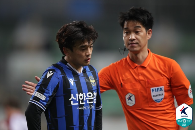인천유나이티드가 FC서울과의 경기에서 0-1로 패했다. 이날 경기에서 송시우는 경합 도중 상대선수를 팔꿈치로 가격해 퇴장을 당했다. (사진=한국프로축구연맹 제공)