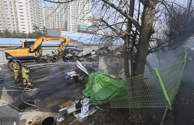 14일 수원시 영통구의 한 싱크대 공장에서 화재가 발생해 소방대원들이 화재 진화 작업을 하고 있다. (사진=황준선 기자)
