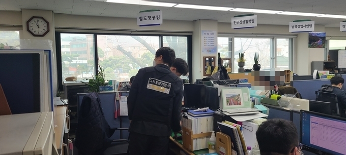 15일 오전 경기북부경찰청 부동산투기 특별수사대가 부동산 투기 의혹을 받는 포천시 간부 공무원 A씨의 사무실을 압수수색하고 있다. (사진=문석완 기자)