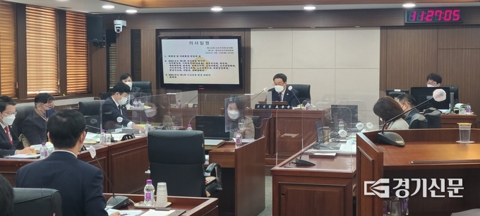 포천시의회 제156회 임시회 예산결산위원회가 열리고 있다. 위원장은 조용춘의원이다. (사진=문석완 기자)