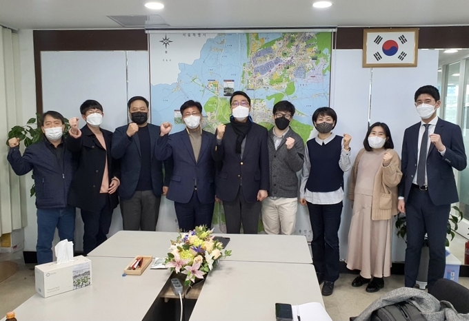 윤영찬 의원이 중앙동문화시설건립추진위원회 주민들과 간담회를 가진 뒤 기념촬영을 하고 있다. (사진=중앙동문화시설건립추진위회 제공)
