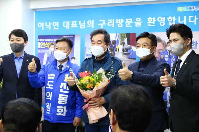 이낙연 상임선대본부장이 신동화 예비후보와 함께 구리전통시장을 지난 13일 방문했다. (사진=구리시 신동화 예비후보 캠프 제공)