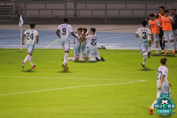 2020년 8월 1일 당시 리그 최하위를 기록 중이던 안산그리너스FC가 1위 수원FC와의 맞대결에서 2-1로 역전승하며 이변을 일으켰다. 사진은 결승골을 넣은 김태현이 동료들과 기쁨을 나누고 있는 모습 (사진=한국프로축구연맹 제공)
