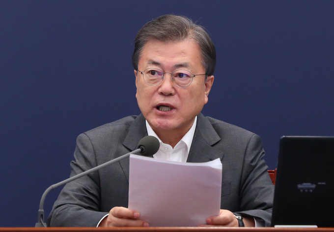문재인 대통령이 15일 오후 청와대에서 열린 수석·보좌관회의에서 발언을 하고 있다. (사진=연합뉴스)