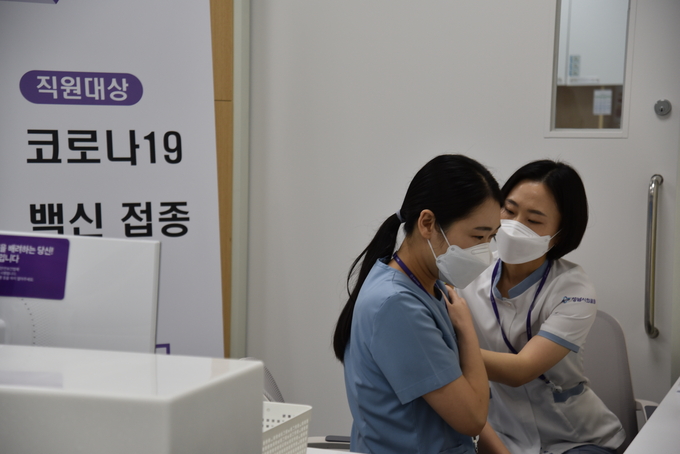 중환자실 간호사가 코로나19 백신을 맞고 있다. (사진=성남시의료원 제공)