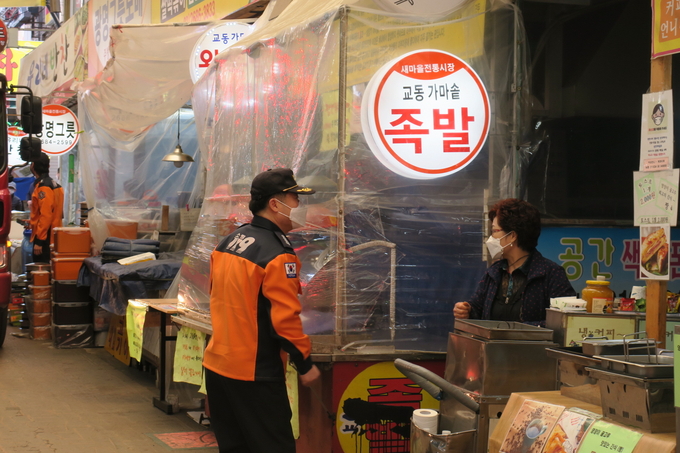 광명소방서가 16일 광명새마을시장에서 소방차 출동 골든타임의 중요성을 알리고 공감대를 형성하고자 경기도의회 정대운 도의원과 함께 유관기관 합동 소방차 통행로 확보훈련 및 화재예방 캠페인을 실시했다. (사진=광명소방서 제공)