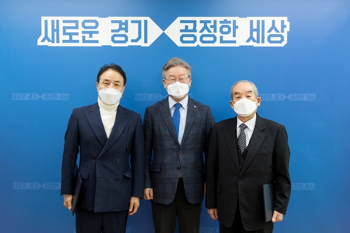 (왼쪽부터) 김명곤 전 문화관광부 장관, 이재명 경기도지사, 임동원 전 통일부장관 (사진 = 경기도 제공)