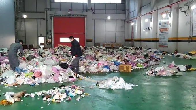 화성그린환경센터 폐기물 반입장에 널브러진 쓰레기 (사진=연합뉴스)