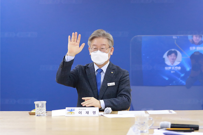 16일 오후 경기도청 신관 2층 상황실에서 이재명 경기도지사와 송만기 국제백신연구소 사무차장, 안희경 영국세인스버리연구소 연구위원 등 관계자들이 참석한 가운데 코로나 시대 과학의 역할에 관한 온라인 간담회를 가지고 있다. (사진= 경기도 제공)