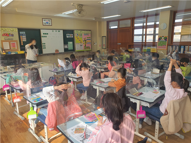 다기능 공기정화장치가 설치된 교실모습 (사진= 경기도 제공)