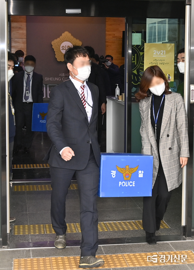 시흥시의원의 3기 신도시 투기 의혹 관련 수사를 벌이고 있는 경찰이 15일 시흥시 연성동 시흥시의회에서 의원 사무실에서 압수수색을 마친 뒤 나서고 있다. (사진=황준선 기자)