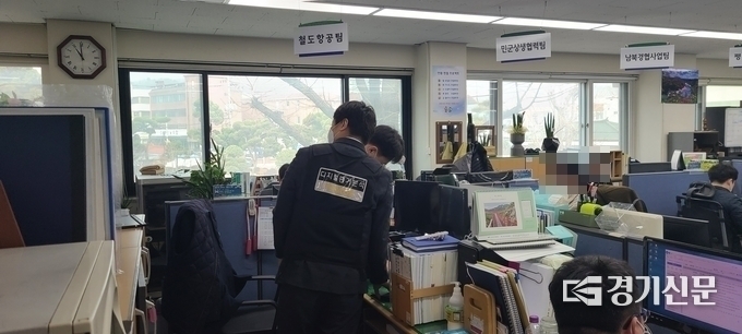 15일 오전 경기북부경찰청 부동산투기 특별수사대가 부동산 투기 의혹을 받는 포천시 간부 공무원 C씨의 사무실을 압수수색하고 있다. (사진=문석완 기자)