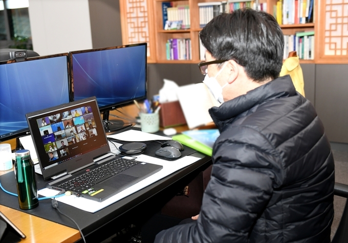 최종환 파주시장이 남북도시간 교류사업을 위한 비대면 포럼에 참여하고 있다. (사진=파주시 제공)