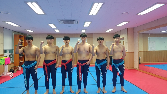 장사타이틀을 꿈꾸며 노력하고 있는 경기도 광주시 초월고등학교 씨름부 선수들. 왼쪽부터 이성진, 이규빈, 서준, 이승윤, 허재무, 조준 모습 (사진=김도균 수습기자)