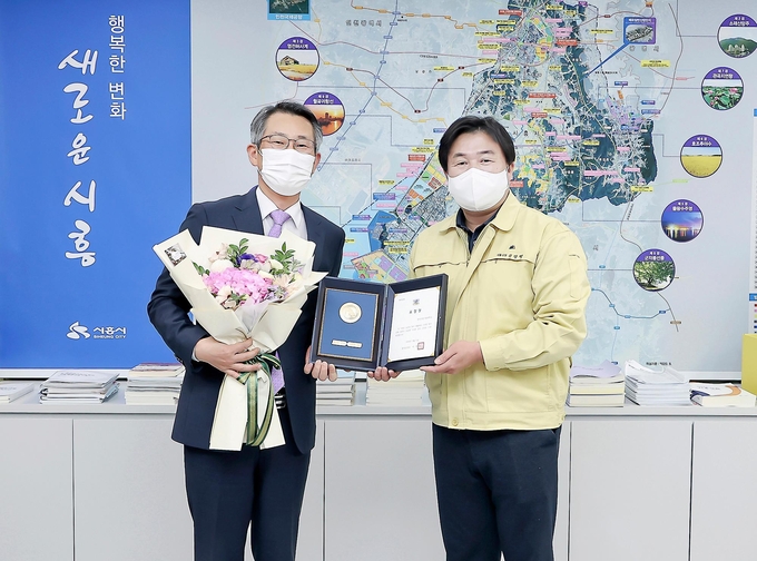  박건수 한국산업기술대학교 총장(사진 왼쪽), 임병택 시흥시장.(사진=시흥시 제공)
