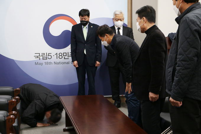 5·18 희생자 유가족에게 큰절을 하는 가해 당사자 A씨. (사진=5·18민주화운동진상규명조사위원회 제공)