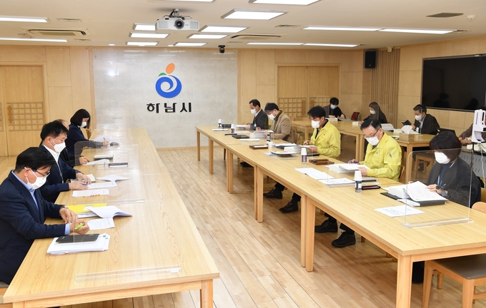 금주 현안회의에서 통합스토리형 지도 ‘하남 leading, 하남 reading Map’(가칭)이라는 주제로 회의를 진행하고 있다. (사진=하남시 제공)