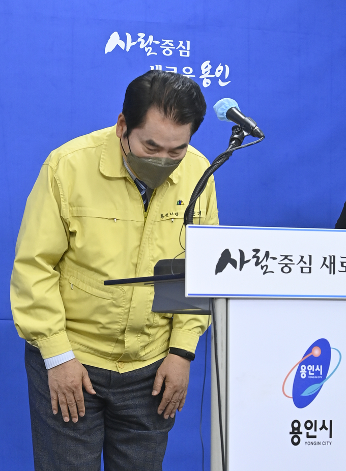 긴급 브리핑 후 투기 거래 의심 공직자가 나온 것에 대해 시민들에게 사과하는 백군기 용인시장 (사진=황준선 기자)