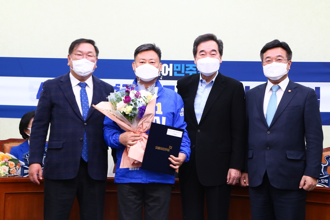구리시의회 의장을 역임했던 신동화 전 의원(더불어민주당)이 구리시선관위에 경기도의원보궐선거(구리시제1선거구)의 기호1번 더불어민주당 후보로 등록을 마치고 본격적인 선거운동에 돌입했다.(사진=더불어 신동화 도의원 예비후보 캠프 제공)