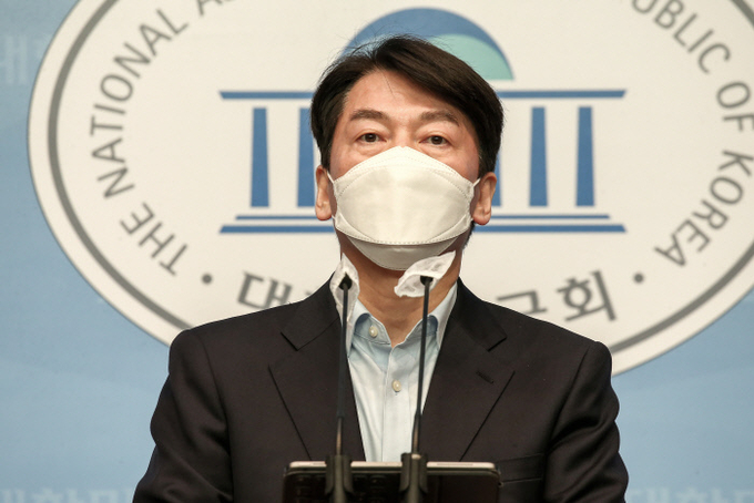 국민의당 안철수 서울시장 후보가 19일 국회 소통관에서 긴급 기자회견을 열고 국민의힘의 단일화 요구를 수용하겠다고 발표하고 있다. (사진=연합뉴스) 