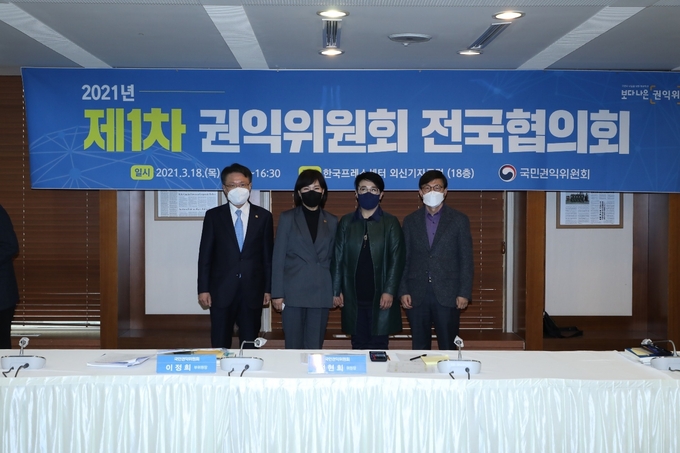 왼쪽 두 번째부터 전현희 국민권익위원장, 지영림 시흥시 시민호민관(사진=시흥시 제공)