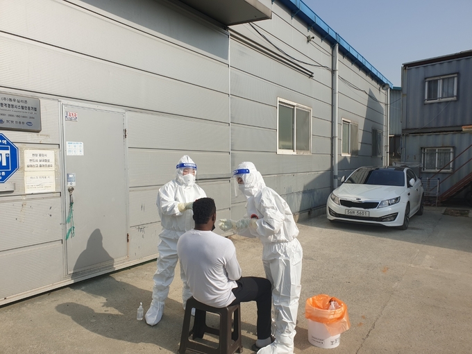 광명시가 외국인 노동자 코로나19 전수 검사를 위해 ‘찾아가는 방문 검사’를 실시했다.(사진=광명시 제공)