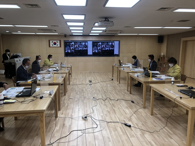 김남근 부시장을 위원장으로 하는 심사위원회를 온라인 줌(ZOOM)으로 열고 각 팀이 발표한 아이디어를 평가했다. (싸진=하남시 제공)