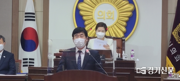 포천시의회 제156회 임시회 제3차 본회의에서 강준모 의원이 ‘포천 평화의 소녀상 이전 설치 요청’과 관련하여’ 5분발언 하고 있다. (사진=문석완 기자)