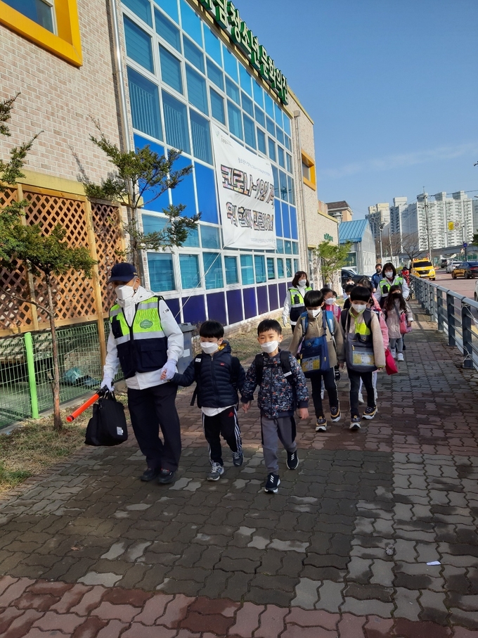 행복마을관리소의 등하교 도우미 모습 (사진=용인시 제공)