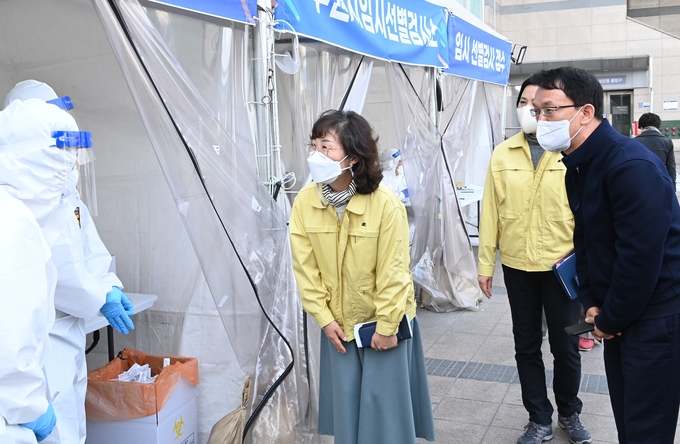 조청식 수원시 제1부시장이 19일 수원역 임시선별검사소를 점검하고 있다. (사진=수원시 제공)
