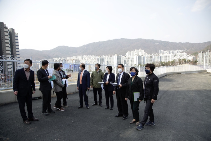 남양주시의회 자치행정위원회는 제277회 임시회 안건으로 제출된 2021년 공유재산관리계획 수시 1차(안)을 심사하기 위해 지난 19일 사업대상지에 대한 현장방문을 실시했다.(사진=남양주시의회 제공)