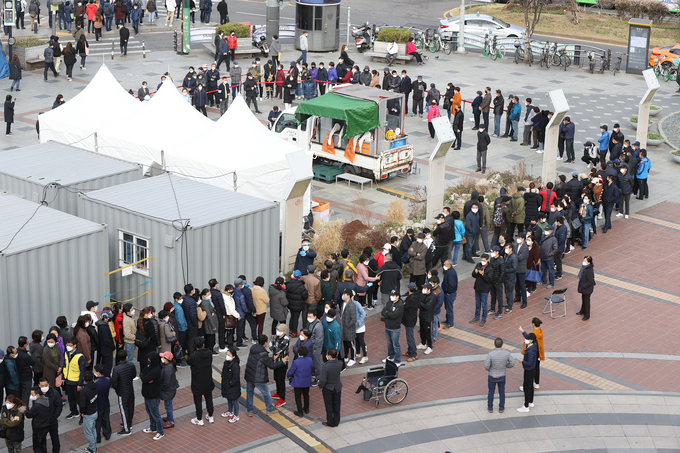 19일 오전 서울시 구로구역 앞에 설치된 코로나19 임시선별검사소를 찾은 시민과 외국인 등이 검체 검사를 위해 대기하고 있다. (사진=연합뉴스)
