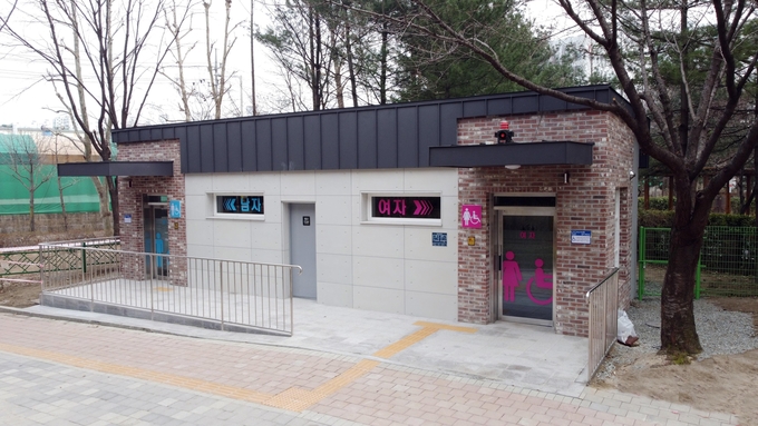 안양시가 러키공원 화장실을 허물고 BF인증화장실로 신축했다. 사진은 전과 후의 모습.(사진= 인양시 제공)