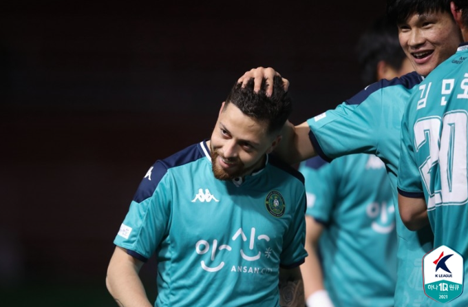 안산그리너스FC가 두아르테의 PK 골로 충남아산에게 1-0으로 승리했다. 사진은 득점에 성공한 두아르테가 동료과 기쁨을 나누고 있는 모습 (사진=한국프로축구연맹 제공)
